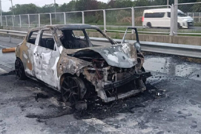 อุบัติเหตุรถยนต์ชนกัน ไฟลุกไหม้วอดทั้ง 2 คัน คนขับรอดหวุดหวิด